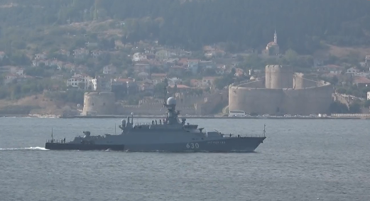 Rus savaş gemisi Boğaz'dan geçiş yaptı
