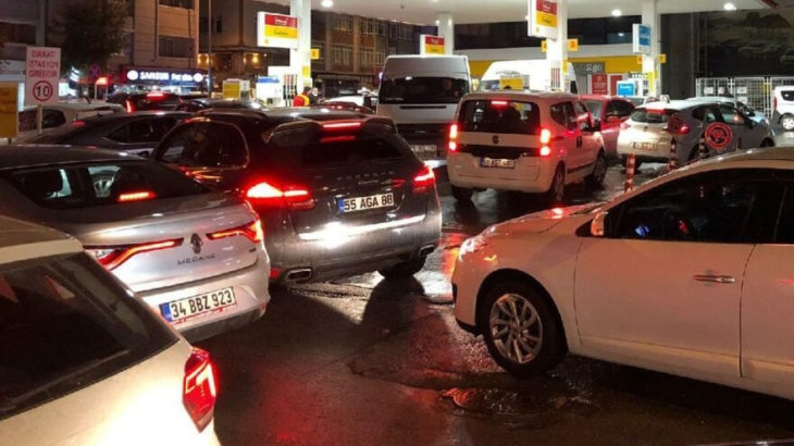 AKP'li Aydemir: Benzin istasyonlarındaki kuyruk zamlardan değil, araç sayısı fazla