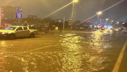 Kartal'da sahil yolu sular altında kaldı: Yol trafiğe kapatıldı