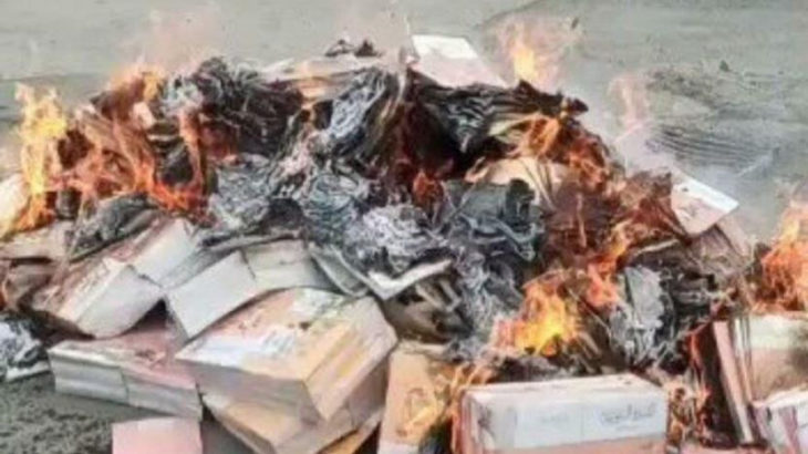 MEB'in El-Bab'da dağıttığı ders kitabı, peygamberin tasvir edilmesi gerekçe gösterilerek yakıldı