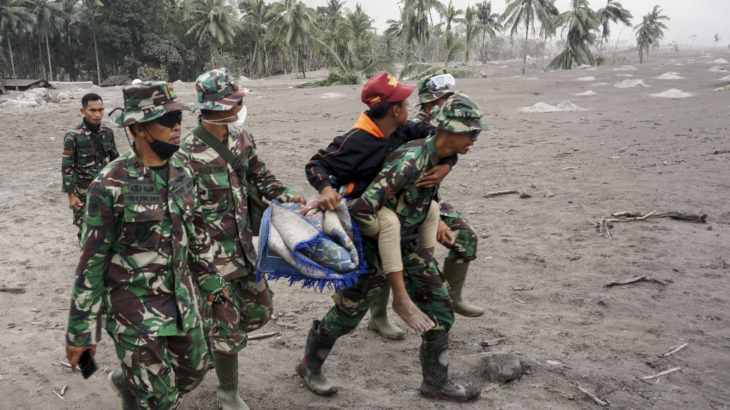 Endonezya'da yaşanan Yanardağ patlaması sonrası can kaybı artıyor