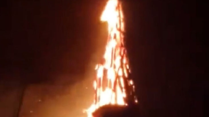Caminin minaresi yıldırım düşmesiyle yandı