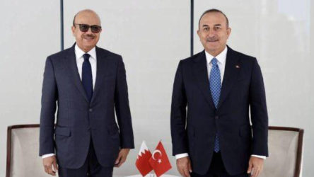 Mevlüt Çavuşoğlu Bahreyn'de mevkidaşı Rashid Al Zayani ile görüşecek