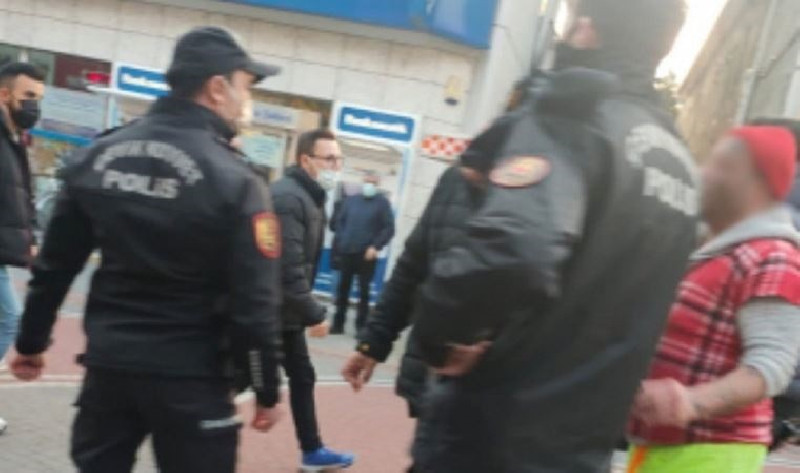 Uzman çavuş, ‘değişik bir tipin var’ deyip boğazına silah dayadı