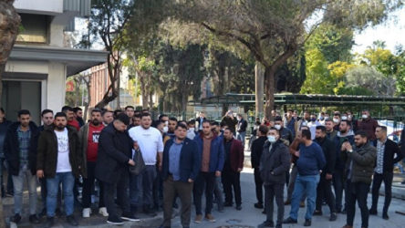 CHP Gençlik Kolları, yerel gazeteyi yem, boya ve yumurta atarak protesto etti