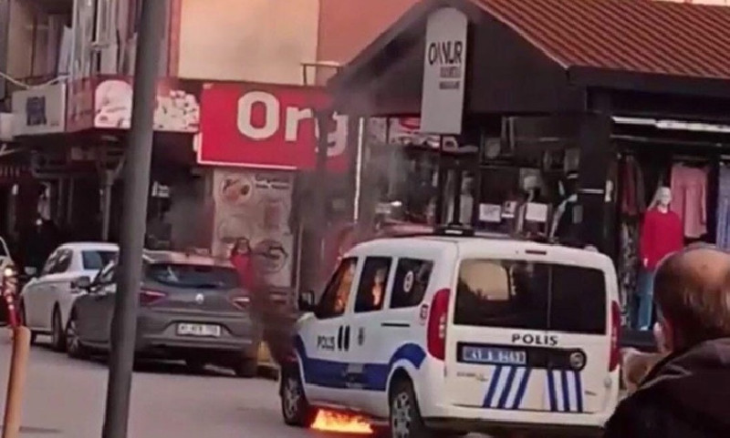 Karakolun önünde polis aracı yakıldı