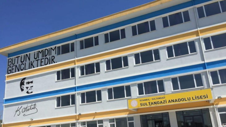 Sultangazi'de kadın öğrenciye hakaret eden öğretmen, öğrenciler tarafından protesto edildi