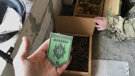 Ukrayna ordusunun dağıttığı sandıklardan Neo Nazi Freikops arması çıktı