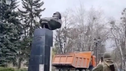 Ukrayna askerleri Harkov'da Sovyet mareşal Jukov'un büstünü yıktı