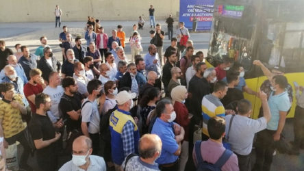 Geç gelen İETT aracının önünü kestiler
