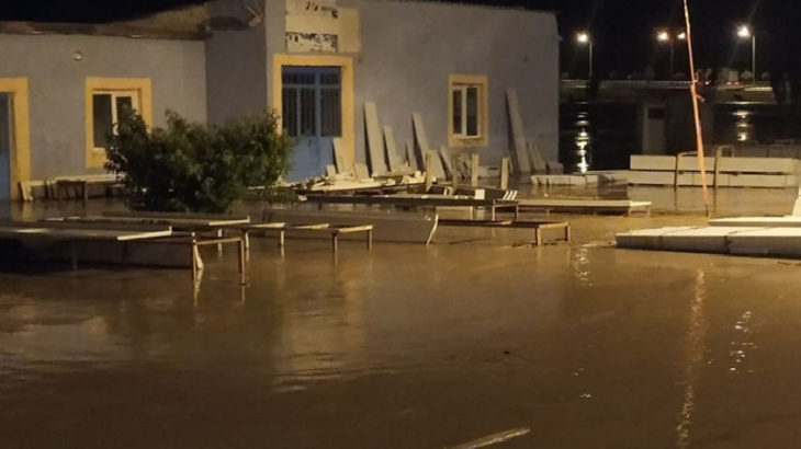 Gemerek'te sel: Şehirlerarası yol ulaşıma kapandı
