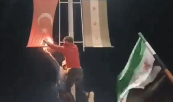 Azez'de Türk bayrağı yakıldı