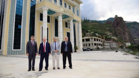 Yurt yerine saray yaptırdı