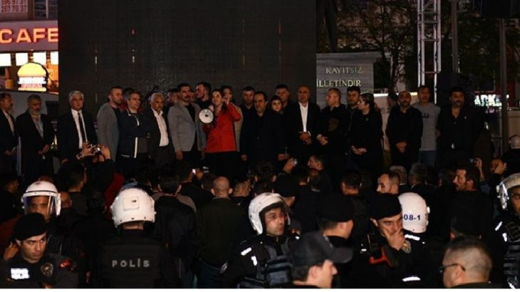 MHP'li vekil kardeşlik festivalinde sahneyi bastı, tehditler savurdu