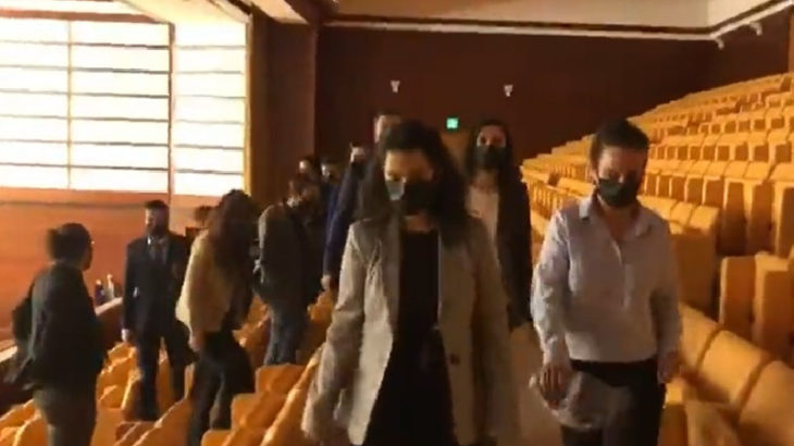 Sansür yasasını muhabirler Meclis'te protesto etti