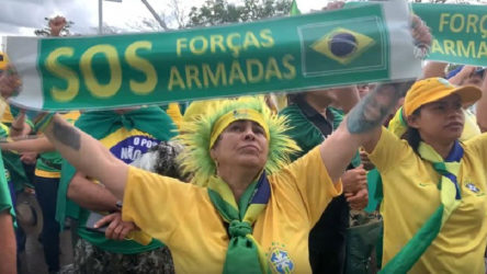 Brezilya’da Bolsonaro yanlıları sokağa çıkıp darbe çağrısı yaptı