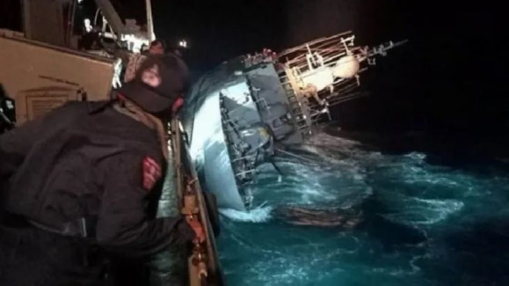 Tayland'da donanma gemisi battı