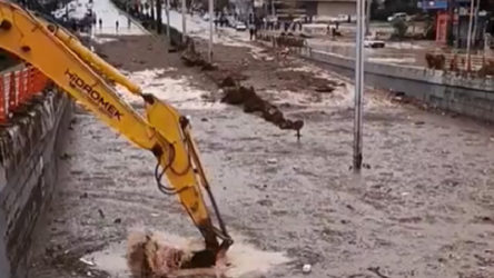 Urfa'da sel sonrası 'çalışmalar': Kepçeyle su boşaltılıyor!