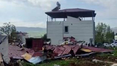 Kahramanmaraş'ta fırtına nedeniyle çatıdaki parçalar çadırların üstüne düştü