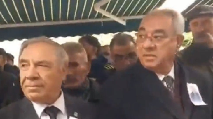 DSP lideri Önder Aksakal'a cenazede protesto: 'Üç koltuğa partiyi sattılar'