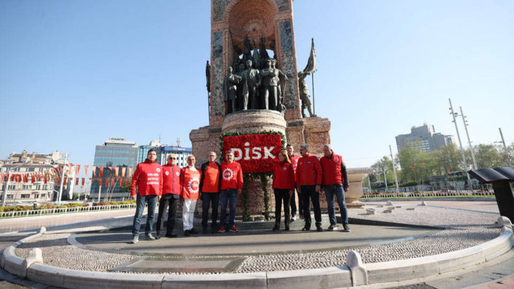 DİSK Taksim Anıtı’na çelenk bıraktı