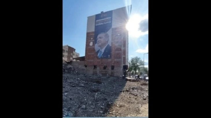 İsias Otel'in enkazının karşısına Erdoğan posteri astılar!