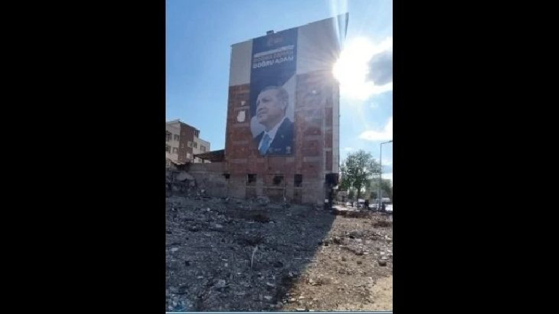İsias Otel’in enkazının karşısına Erdoğan posteri astılar!