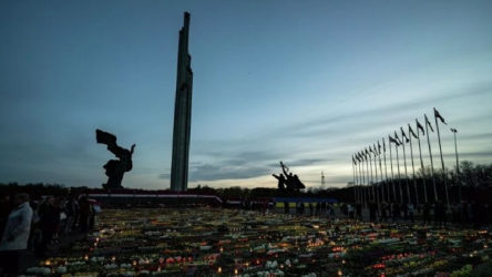 Kiev'de Sovyet partizanlarının büstlerine boya döküldü