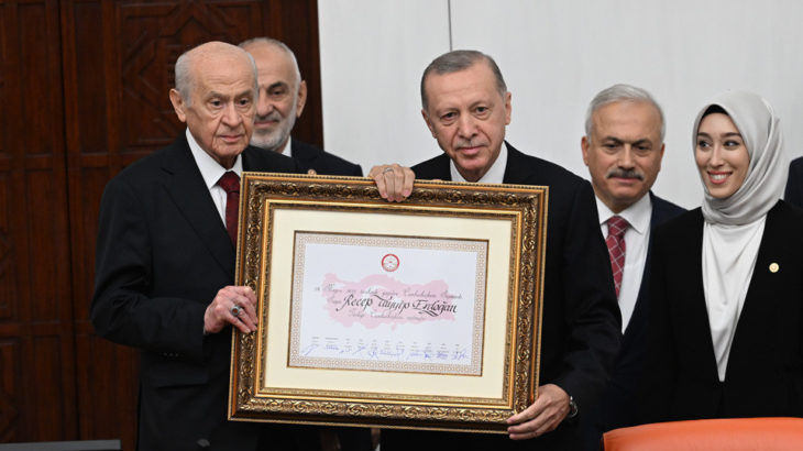 Erdoğan Meclis'te yemin etti, mazbatasını Bahçeli'nin elinden aldı