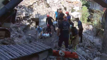 Bakırköy'de kontrollü yıkım sırasında çökme