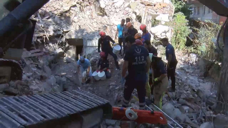 Bakırköy'de kontrollü yıkım sırasında çökme