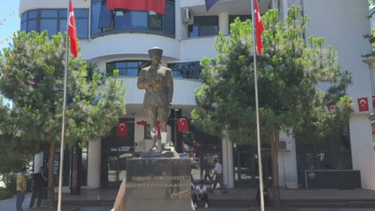 Trabzon'da Atatürk heykeline balyozlu saldırı