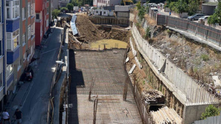 Sarıyer'de yol çöktü