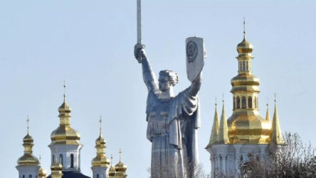 Kiev’deki Vatan Ana heykelinin kılıcındaki yıldızların sökülmesi gündemde