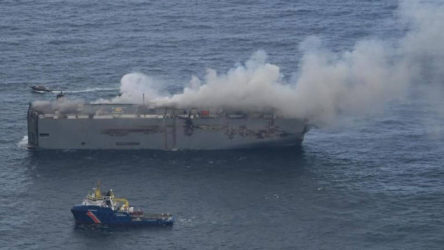 Yaklaşık 3 bin otomobil taşıyan gemideki yangın 10 gün sonra söndürüldü