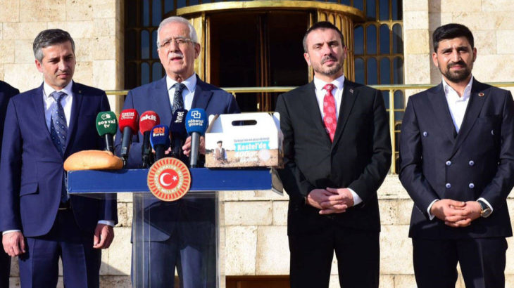AKP'li belediyenin milletvekillerine yolladığı ekmeklerden kurt çıktı
