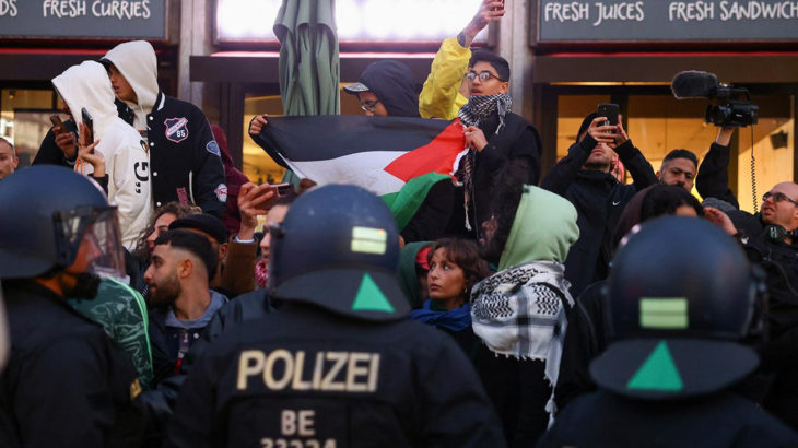 Berlin'de Filistin'e destek gösterilerine polis saldırısı