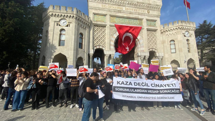 İstanbul Üniversitesi öğrencileri: Düzeniniz batsın, gençlik yaşasın!