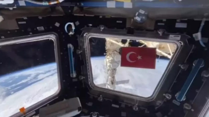 Rus kozmonot Cumhuriyet'in 100. yılını Uluslararası Uzay İstasyonu'nda Türk bayrağını açarak kutladı