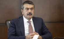 Eski AKP İzmir İl Başkan Yardımcısı Ayşe Cankurtaran, oğlu Kerem Cankurtaran’ın Milli Savunma Üniversitesi’ndeki mülakat sürecinde elenmesi üzerine sosyal medya hesabından partisine yönelik eleştirilerde bulundu. Cankurtaran, “Yıllarımızı bu davaya verdik ama bir evladın hakkı bu kadar mı değersiz?​” diyerek, AKP’nin üst düzey yöneticilerine sitem etti. Cankurtaran’ın oğlunun fiziki yeterlilik testinde tam puan almasına rağmen sözlü mülakatta elenmesi üzerine yaptığı paylaşımda, “Sözün bittiği yerdeyiz. Sitemimiz büyük, kalbimiz kırık ama susmuyoruz” ifadeleri yer aldı. Cankurtaran, paylaşımında AKP’li Eyüp Kadir İnan, Hamza Dağ, Bilal Saygılı, Ceyda Bölünmez Çankırı, Alpay Özalan, Mahmut Atilla Kaya, Mehmet Ali Çelebi, Şebnem Bursalı ve Yaşar Kırkpınar’ı da etiketleyerek tepki gösterdi. “Liyakat ve adalet yok” tepkisi Oğlunun hakkının yendiğini savunan Cankurtaran, şu ifadeleri kullandı: “Yıllarımızı AK Parti’nin her kademesinde büyük bir inanç, sadakat ve emekle geçirdik. Bu hareketin bir neferleri olarak sadece kendimiz değil, ailemizle birlikte bu davaya gönül verdik, fedakârlık yaptık. Ama bugün, evladımız Kerem’in uğradığı açık bir haksızlık karşısında ne bir milletvekili ne il başkanlığı ne de genel merkez teşkilatı tek bir kelime etmiyor. Herkes susuyor.” Cankurtaran, yaşananlara ilişkin “Oysa biz sustuğumuzda değil, konuştuğumuzda bu davaya yakışırdık” diyerek, partide adalet ve liyakat ilkelerinin işlemediğini ima etti. Torpil iddialarına aileden yalanlama Ayşe Cankurtaran’ın paylaşımının gündem olmasının ardından bazı medya organlarında “AKP'li aile torpil istedi” yönünde haberler yayımlandı. Baba Günay Cankurtaran da sosyal medya hesabından yaptığı açıklamayla torpil iddialarını yalandı.