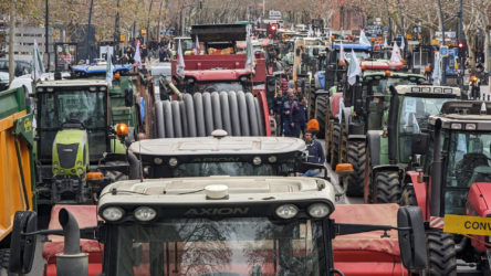 Çiftçiler Fransa'da eylemde: Otoyola ulaşımı kapattılar