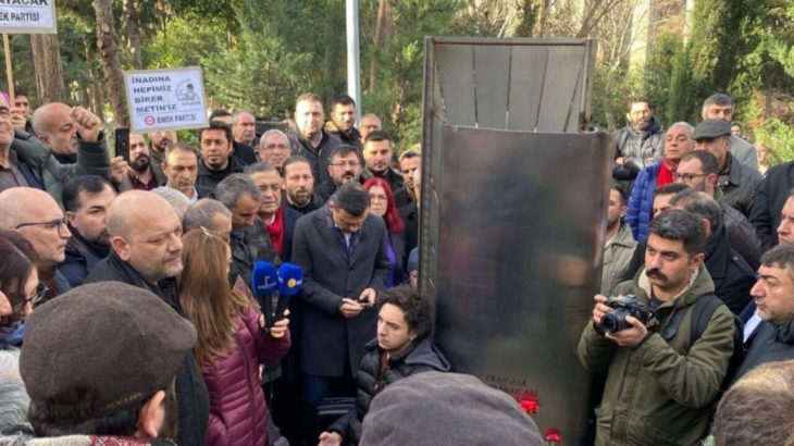 Gazeteci Metin Göktepe katledilişinin 28'inci yılında mezarı başında anıldı