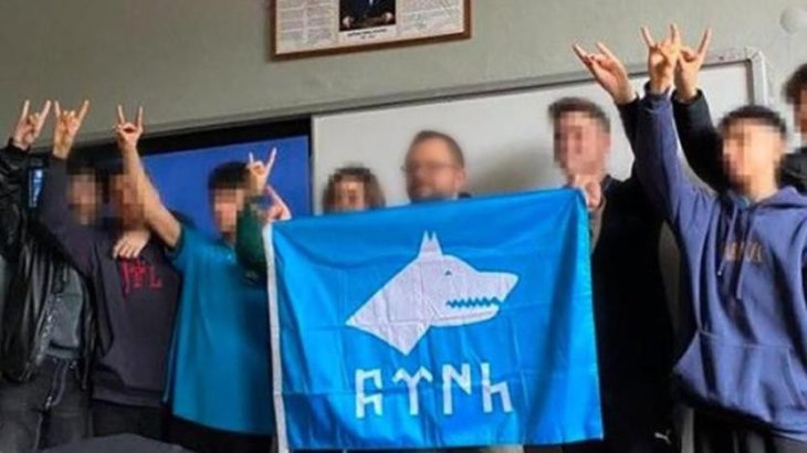 Tarikatlardan sonra ülkücüler de okullara girmeye başladı: Öğretmen Göktürk Bayrağı açıp öğrencilerle bozkurt işareti yaptı
