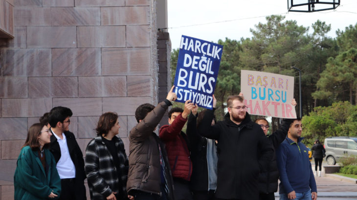 Koç Üniversitesi’nde sular durulmuyor: Yurt skandalından sonra şimdi de öğrenciler burslar için eylemde