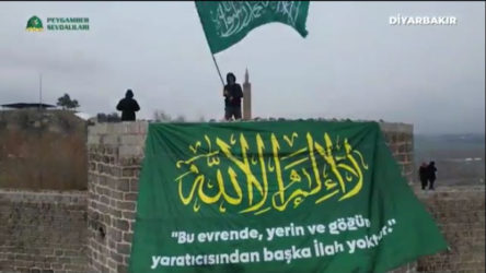 Diyarbakır'da gericiler 'kelime-i tevhid' bayrağı astı