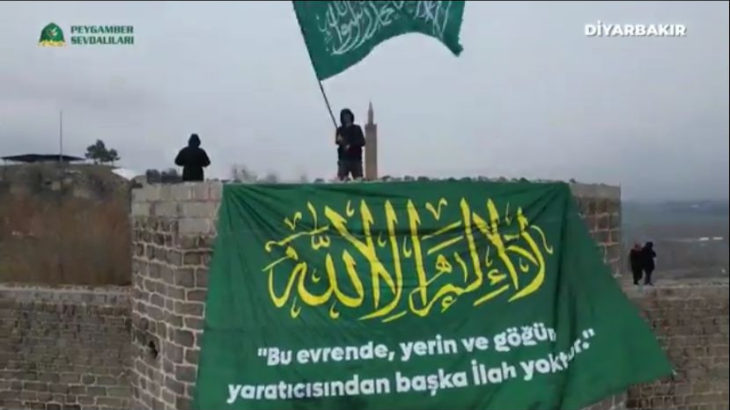Diyarbakır'da gericiler 'kelime-i tevhid' bayrağı astı