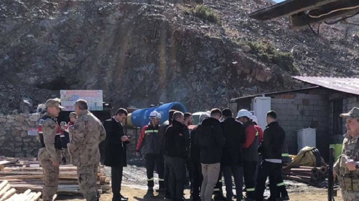 Elazığ'da göçük altında kalan işçiler kurtarıldı