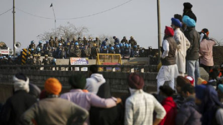 Hindistan'da polisten çiftçilerin eylemine müdahale: Bir kişi hayatını kaybetti