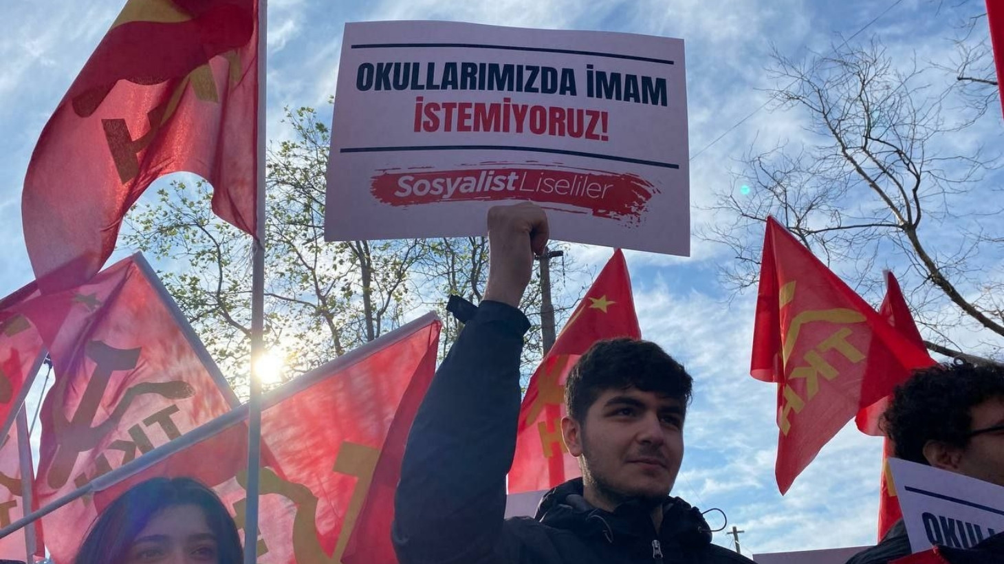 Sosyalist Liseliler: Tire Sosyal Bilimler Lisesi’ndeki bu gerici uygulamayı kabul etmiyoruz!