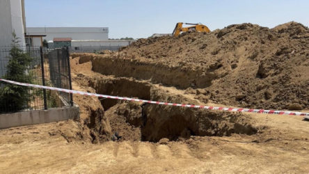 Sanayi sitesinde toprak kayması: 2 işçi toprak altında kaldı